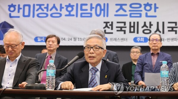 2023년 4월 ‘전국비상시국회의’라는 단체 명의로 열린 기자회견에서 발언하는 김상근 목사. 김 목사는 NCCK 시국회의 상임대표를 맡고 있다. NCCK는 윤석열 대통령 탄핵을 강력히 촉구하는 단체 가운데 하나다. /연합