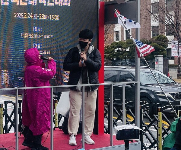 4일 오후 대국본 주최로 안국역 인근에서 '윤석열 대통령 탄핵반대 집회'가 열리고 있다. 주최 측 주옥순 대표(왼쪽)이 집회를 참석한 한 청년과 대화를 나누는 모습. /대국본