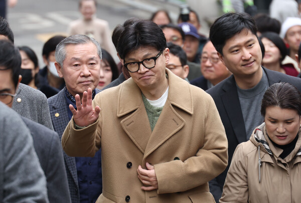 대국본은 최근 정치계 복귀 움직임을 보이고 있는 한동훈 전 국민의힘 대표에 대해 "윤석열 대통령에게 먼저 사과하는 것이 우선"이라고 강하게 비판했다. 사진은 한 전 대표가 지난 2일 서울 종로구 대학로 한 극장에서 제2연평해전을 다룬 연극 '바다는 비에 젖지 않는다'를 관람하기 위해 이동하고 있는 모습. /연합