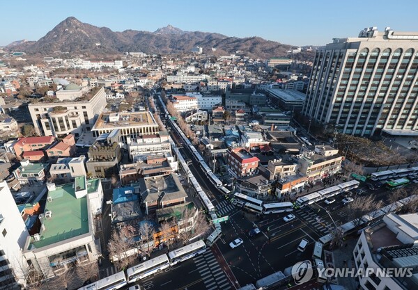 지난 2월 6일 오전 헌법재판소 주변을 둘러싼 경찰 차벽. 윤석열 대통령 탄핵심판 선고당일에는 이보다 훨씬 더 많은 경찰이 헌재 주변을 에워쌀 것으로 보인다. /연합