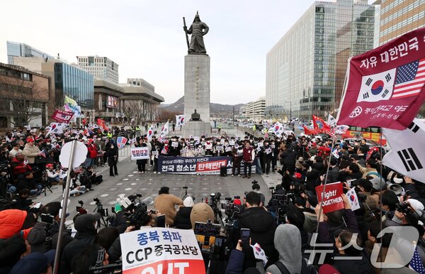 전국탄핵반대청소년연합 중·고등학교 학생들이 지난 3일 서울 광화문광장 이순신 동상 앞에서 윤석열 대통령 탄핵반대 시국선언 기자회견을 하고 있다. /뉴스1