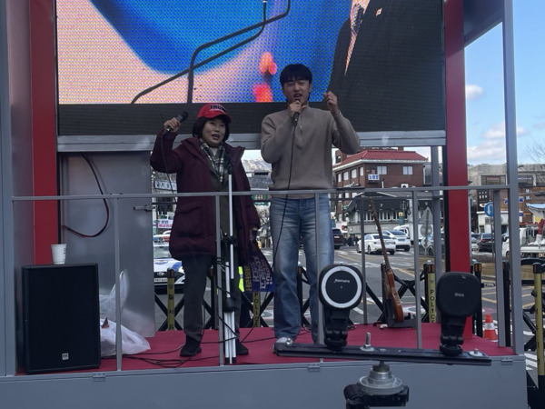 지난 5일 헌법재판소 인근에서 열린 ‘윤 대통령 탄핵반대 집회’에서 인천 출신 18세 김동인 학생(오른쪽)이 청소년을 대표해 연설을 하고 있다. /대국본