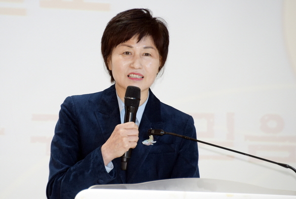 양영자 선교사가 제17회 서천군을 위한 조찬기도회에서 메시지를 전하고 있다. /서천성시화운동본부