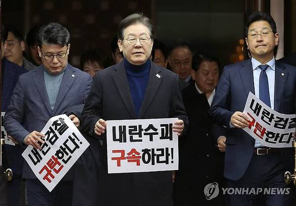 지난 8일 국회에서 열린 더불어민주당 비상의원총회에 참석하는 이재명 대표. 이 사진을 본 사람들은 "살아 있는 사람 얼굴이 아닌 것 같다"고 평하기도 했다. /연합