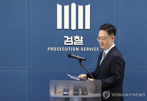 지난해 12월 8일 박세현 검찰 비상계엄 특별수사본부 본부장이 기자실로 들어서는 모습. 그는 법원의 구속 취소 결정과 대검찰청 지시에도 불구하고 윤석열 대통령 석방을 거부한 사실이 알려지며 국민의힘과 국민들로부터 맹비난을 받고 있다. /연합