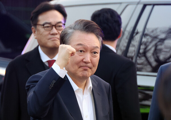 서울구치소에서 석방된 윤석열 대통령이 8일 서울 한남동 관저 앞에서 차에서 내려 지지자들에게 손을 들어 보이고 있다. /연합