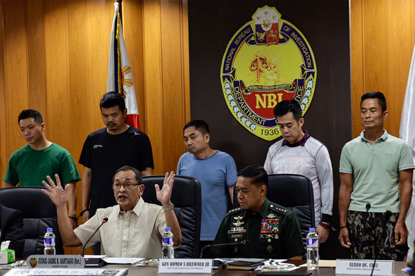 지난 1월 30일 하이메 산티아고 필리핀 국가수사국(NBI) 국장과 로미오 브라우너 육군참모총장이 중국 간첩 사건에 관한 기자회견에서 발언하고 있다. 뒤에 서 있는 사람들은 팔라완섬에서 드론, CCTV, 휴대전화 등으로 군 기지와 해안경비정 등을 몰래 촬영한 중국인 간첩 용의자들이다. /연합