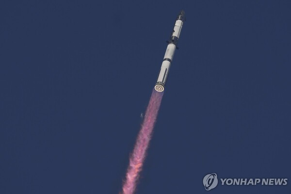 지난 6일 스타십 우주선 8차 발사. 그러나 시험비행에 실패해 공중분해 됐다. /로이터=연합