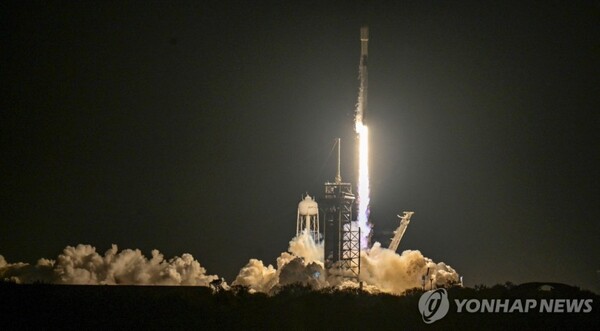 민간 달 탐사선 아테나가 팔콘9 로켓에 실려 발사되는 모습. /로이터=연합