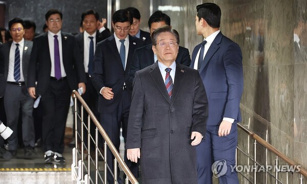 지난 7일 서울중앙지법에서 윤석열 대통령에 대한 구속영장을 취소했다는 소식이 나온 뒤 긴급 의원총회로 향하는 이재명 더불어민주당 대표. 이 대표의 ‘안색’은 이후 나날이 나빠지고 있다. /연합