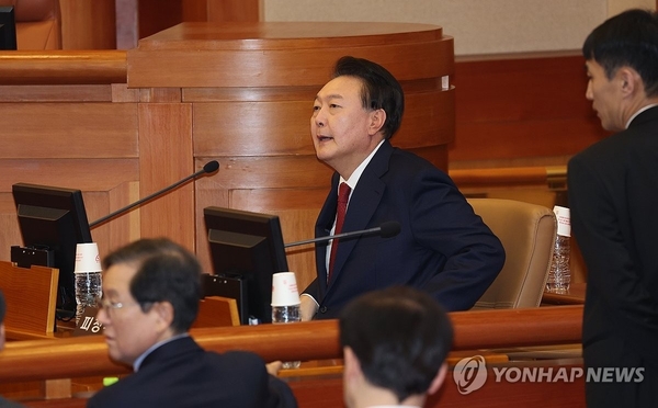 지난 1월 21일 열린 헌법재판소 탄핵심판 3차 변론기일에서 재판관 질문에 직접 답변하는 윤석열 대통령. 헌재는 그러나 변론기일이 진행될수록 윤 대통령의 직접 심문과 답변을 제한하는 행태를 보였다. /연합