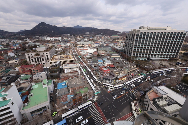 지난 2월 25일 헌법재판소 탄핵심판 최종변론기일 오전 경찰이 헌재 주변에 세운 차벽. 이날 오후에는 밑부분의 길까지 모두 차단했다. 경찰은 윤 대통령 탄핵심판 선고기일에는 이보다 훨씬 많은 경찰을 동원한다는 계획을 세웠다. /연합