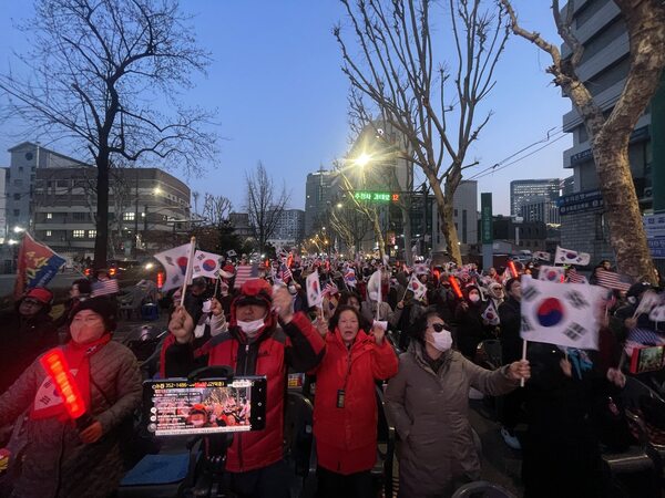 지난 10일 헌법재판소 인근에서 윤석열 대통령 탄핵에 반대하는 ‘24시간 철야 집회’가 열리고 있다. /대국본