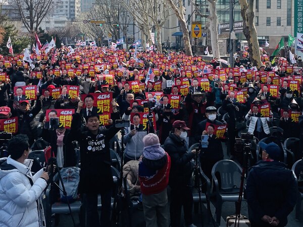 대국본이 주최한 이날 집회에는 5000여 명의 애국시민들이 참석해 저녁 9시가 넘어서까지 대다수가 자리를 떠나지 않고 밤샘집회를 이어갔다. /대국본