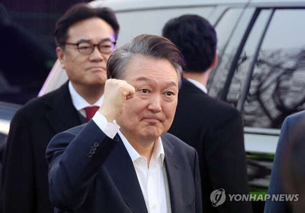 지난 8일 저녁 경기 의왕시 서울구치소에서 석방된 윤석열 대통령이 지지자들의 환호에 주먹을 쥐어 들며 답하는 모습. 윤 대통령이 이처럼 밝은 표정으로 석방된 데 불만인 판검사가 있다고 한다. /연합