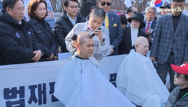 서울특별시교회총연합회 운영위원장 박원영 목사가 11일 서울 종로구 헌법재판소 앞에서 국민의힘 의원들이 지켜보는 가운데 대통령 탄핵 기각을 촉구하며 삭발식을 치르고 있다. /채널A 캡처