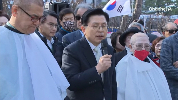 황교안 전 총리가 11일 서울 종로구 헌법재판소 앞에서 열린 대한민국 수호 위한 123명의 기독교인 릴레이 삭발식에서 발언하고 있다. /채널A 캡처
