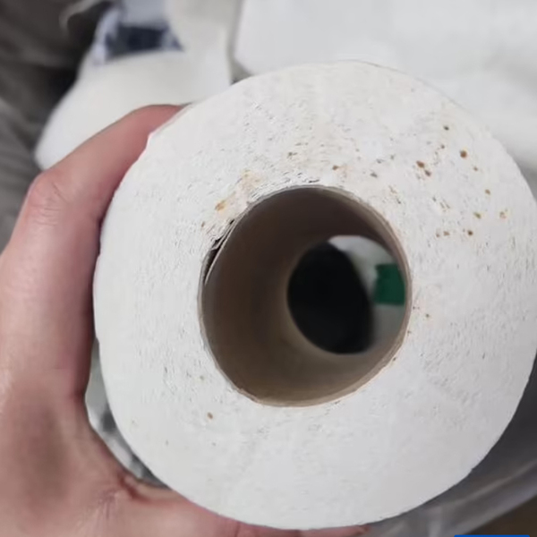 영국매체 ‘데일리메일’이 소개한 틱톡 영상에 등장하는 공중화장실 휴지. 휴지 옆면에 보이는 무수한 점이 마약 투여용 주사기를 사용한 뒤 찔러넣어 닦은 흔적이라고 한다. /틱톡 ‘테크니컬러 94’ 영상 캡처