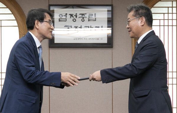 2023년 7월 25일 노태악 중앙선거관리위원장이 김용빈 사무총장에게 임명장을 수여하고 있다. 언론 보도와 달리 김용빈 사무총장은 윤석열 대통령이 아니라 노태악 선관위원장이 임명했다. 윤 대통령과는 별다른 친분도 없는 것으로 전해졌다. /뉴스1