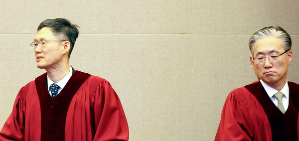 이창수 중앙지검장 등 검사 3인 및 최재해 감사원장에 대한 탄핵심판 선고가 열린 13일 서울 종로구 헌법재판소에서 문형배 헌법재판소장 권한대행(왼쪽), 김형두 재판관이 심판정으로 들어서고 있다. /연합