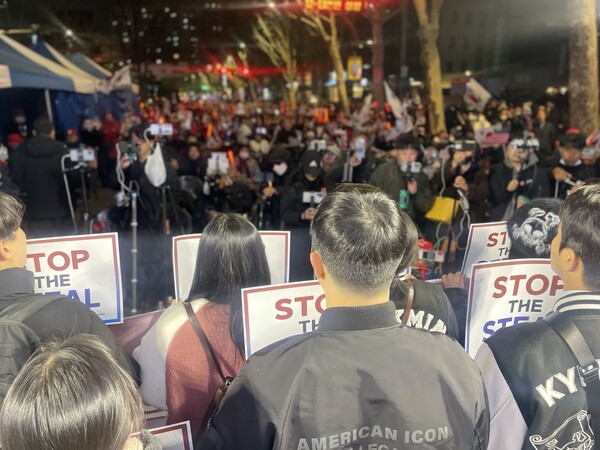 13일 헌법재판소 앞에서 열린 '윤석열 대통령 탄핵반대 철야 집회'에 참석한 전국 대학생들이 시국선언을 함께 발표하고 있다. /대국본