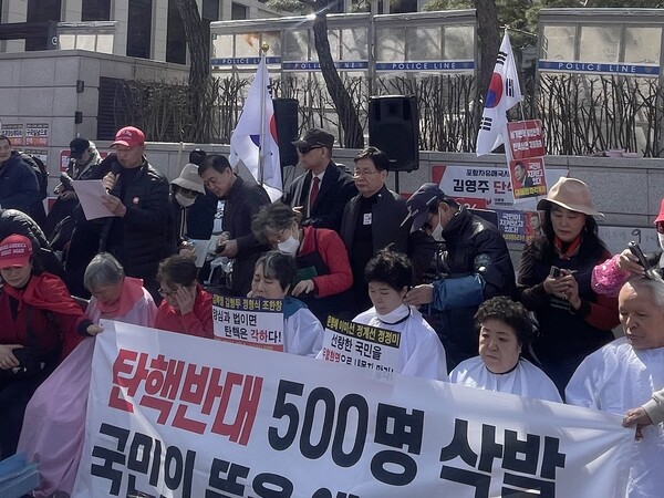 13일 헌재 앞에서 대규모 삭발식을 감행한 애국시민들. /대국본