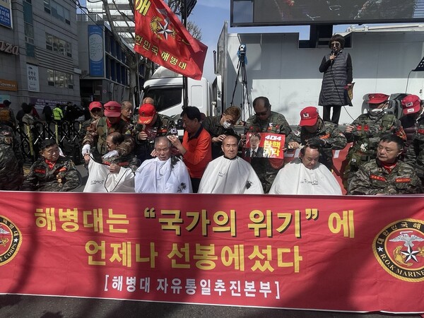 13일 헌재 앞에서 대규모 삭발식을 감행한 애국시민들. /대국본
