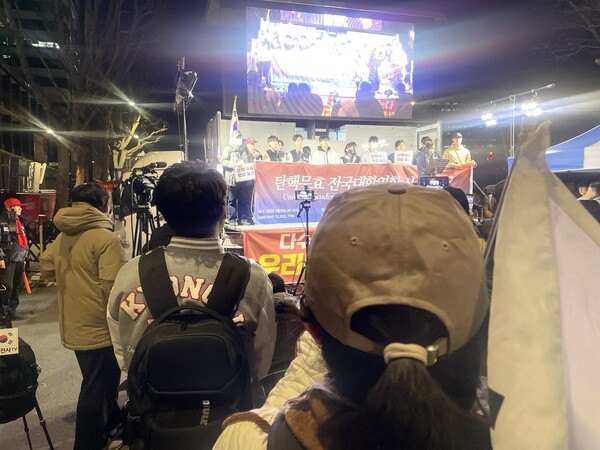 집회에 참석한 2030 청년들이 함께 구호를 외치고 있다. /대국본