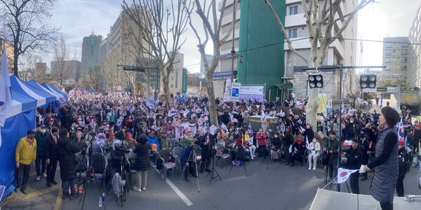 4일째 이어진 '윤 대통령 탄핵무효 철야 집회' 현장에는 더 많은 인파가 몰렸다. /대국본