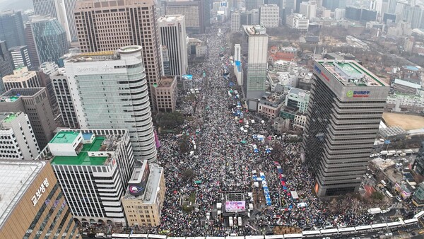 대국본이 최근 자신들과 자유마을이 특정 업체를 통해 개인정보를 활용해 여론을 조작했다는 허위 주장이 확산되고 있는데 대해 법적 조치를 취할 것이라고 경고했다. 사진은 대국본 주최로 지난 1일 서울 광화문 광장에서 열린 ‘3·1절 광화문 국민대회’에 500만 명(주최 측 추산)의 애국시민들이 참석한 모습. /대국본
