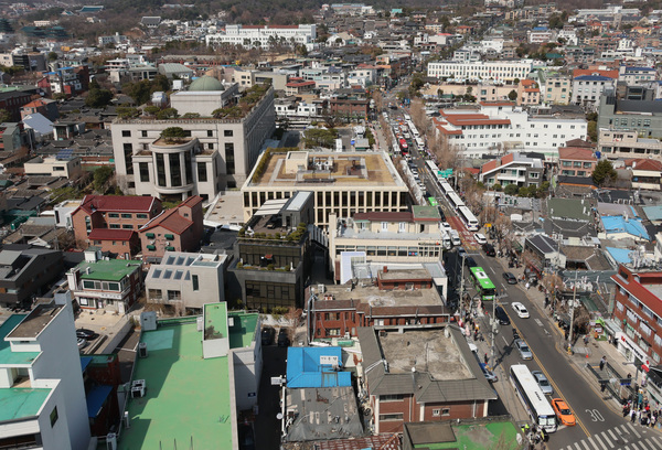 14일 서울 종로구 헌법재판소 주변에 경찰 차벽이 세워져 있다. /연합