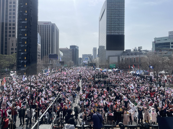15일 대국본 주최로 서울 광화문 광장 일대에서 ‘윤석열 대통령 탄핵 반대 국민대회’가 열리고 있다. 이날 주최 측 추산 350만 명의 시민들이 15일 모여 헌법재판소를 향해 “탄핵을 즉시 각하하라”고 외쳤다. /대국본