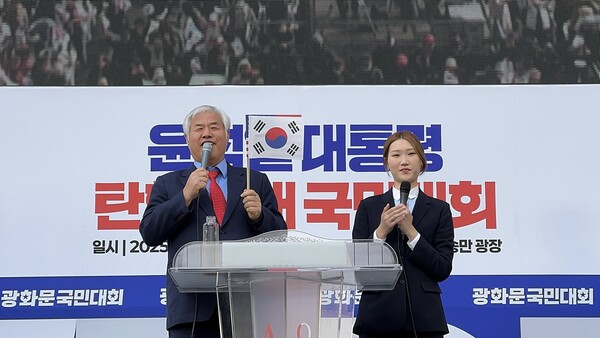 전광훈 국민혁명의장(왼쪽)은 15일 ‘윤석열 대통령 탄핵 반대 국민대회’에서 “국민저항권을 발동해 공수처·선관위 해산 등의 과제를 국민이 직접 해결하고 대통령을 도와야 한다”고 강조했다. /대국본