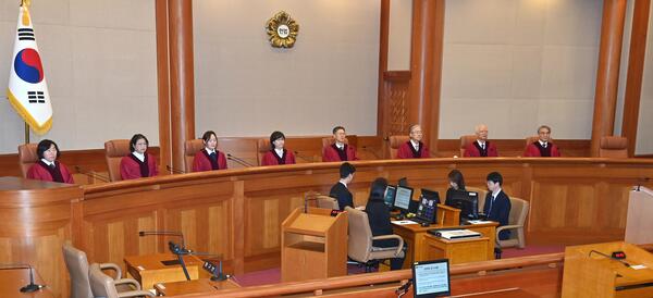 지난 13이 최재해 감사원장과 서울중앙지검장 등 검사 3명에 대한 탄핵심판 선고를 하는 헌법재판관들. 이날 헌재는 감사원장과 검사들에 대한 탄핵을 전원일치 의견으로 기각했다. /연합