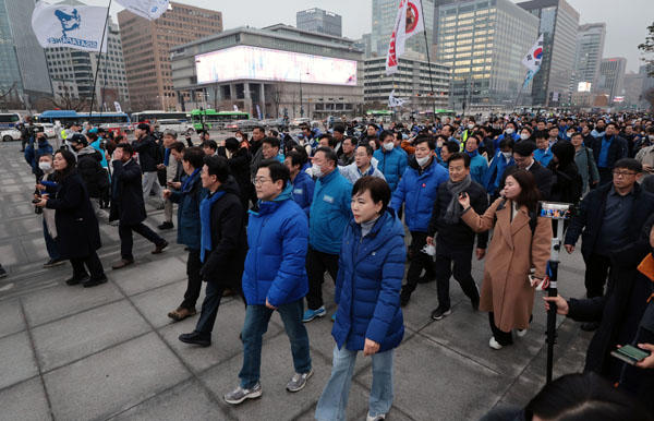지난 12일 ‘윤석열 탄핵촉구 도보행진’에 나선 더불어민주당 의원들. 도보행진 사진을 보면, 앞쪽은 민주당 의원들과 지지층이지만 뒤로 갈수록 정체불명의 단체와 중국인으로 의심되는 사람들의 숫자가 늘어났다. /연합