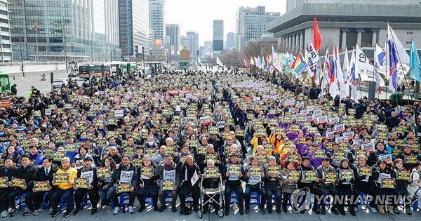 ‘윤석열 즉각퇴진·사회대개혁 비상행동’이 지난 17일 광화문 광장에서 연 시국선언 기자회견. 어떻게 봐도 기자회견이 아니라 정치 집회다. 광화문 광장은 정치집회 및 시위가 금지돼 있는 곳이다. /연합