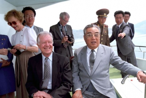 1994년 6월 개인 자격으로 북한을 방문한 지미 카터 전 미국 대통령이 김일성과 대동강 뱃놀이를 하고 있다. 한 달 뒤 김일성이 사망하자 미 에너지부는 우리나라를 민감국가에서 제외했다. /연합
