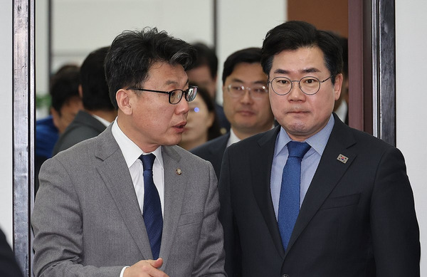 지난 18일 국회 본청에서 열린 민주당 원내대책회의에 들어서는 진성준 정책위의장과 박찬대 원내대표. 민주당은 윤석열 대통령 탄핵정국이 자신들의 생각처럼 돌아가지 않자 온갖 행패를 부리고 있다. /연합