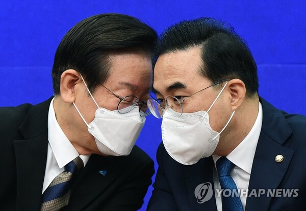 이재명 더불어민주당 대표와 귓속말을 주고 받는 박홍근 의원. 2022년 9월 박 의원이 원내대표일 당시 촬영한 사진이다. 박 의원 또한 친명계로 분류된다. /연합