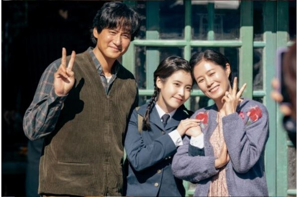 박보검 관식이 어른이 된 박해준, 아이유 애순이 어른이 된 문소리. 아이유는 애순의 십대 시절과 애순의 딸 역을 동시 소화했다. /넷플릭스