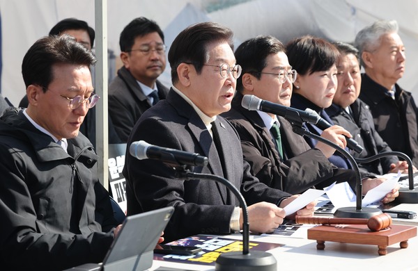 더불어민주당 이재명 대표가 19일 서울 종로구 경복궁역 부근 광화문 민주당 천막농성장에서 열린 현장 최고위원회의에서 발언하고 있다. /연합