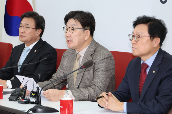 국민의힘 권성동 원내대표가 19일 서울 여의도 국회에서 기자간담회를 열고, 더불어민주당 이재명 대표의 최상목 대통령 권한대행 부총리 겸 기획재정부 장관을 향한 ‘막말 논란’과 관련해 발언하고 있다. /연합