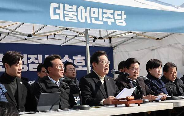 지난 19일 서울 광화문에서 이재명 더불어민주당 대표가 현장최고회의를 주재하면서 최상목 대통령 권한대행 겸 경제부총리를 향해 "몸조심 하라"는 협박을 내놨다. /뉴스1