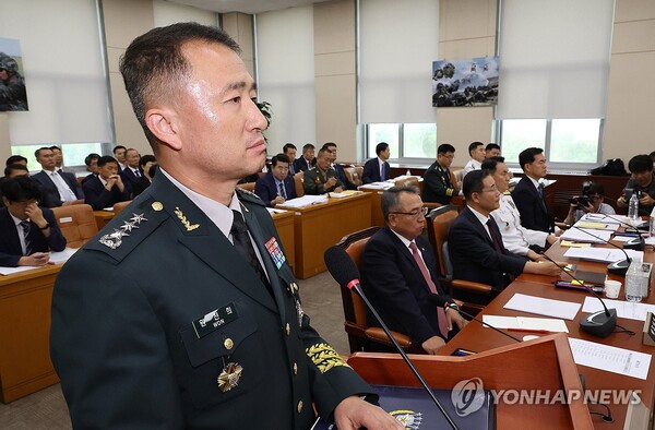 지난해 8월 국회 국방위원회에 출석한 원천희 국방정보본부장이 의원 질의를 듣고 있다. 국방정보본부는 국군정보사령부, 777사령부의 상급기관이다. /연합