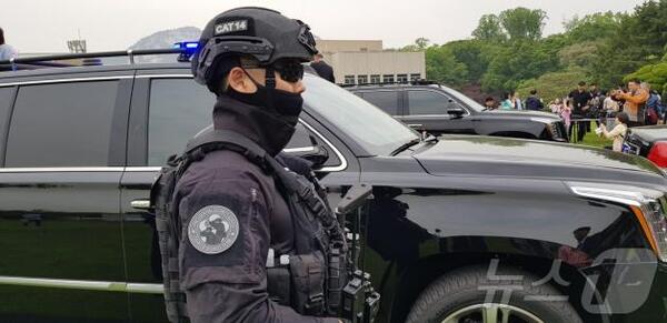 대통령 경호처의 근접경호 인력 가운데 일부인 ‘공격대응팀(CAT)’ 요원. 대통령 경호처는 요인경호에 특화된 조직이다. 또한 군경에서 파견한 조직들까지 지휘통제한다. /뉴스1