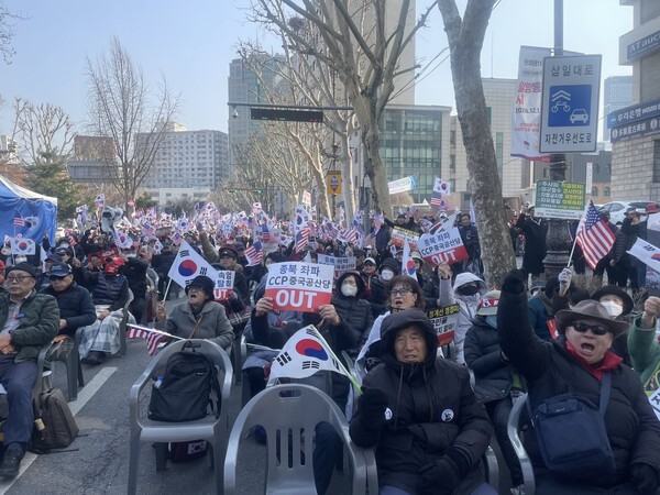 지난 20일 헌법재판소 안국역 앞에서 '윤석열 대통령 탄핵무효 철야 집회'가 열리고 있다. /대국본