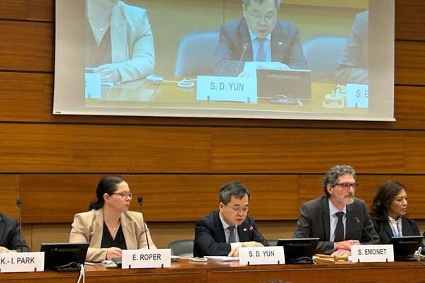 윤성덕 주제네바 한국대표부 대사가 지난 19일(현지시간) 유엔 제네바사무소에서 인권이사회 부대행사로 열린 '북한 내 지속되는 인권침해: 책임규명 방안' 회의에서 환영사를 읽고 있다. /연합