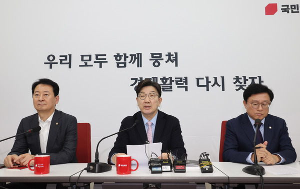 국민의힘 권성동 원내대표가 21일 서울 여의도 국회에서 현안 관련 기자회견을 하고 있다. /연합