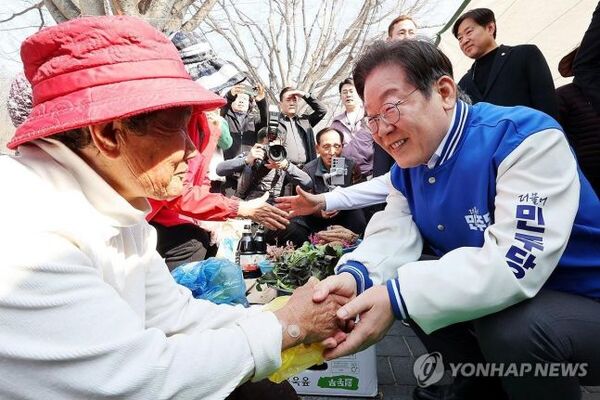 지난 22일 전남 담양군을 찾은 이재명 더불어민주당 대표. 이재명 대표는 전남 담양군수 보궐선거 유세 지원을 하면서 "윤석열 대통령 탄핵이 기각되면 나라가 망한다"고 주장했다. /연합
