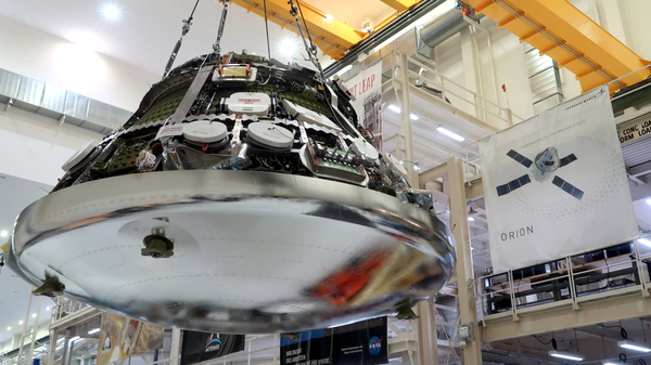 NASA 케네디우주센터에서 조립을 위해 이동 중인 아르테미스 2호의 ‘오리온’ 우주선 캡슐. /NASA